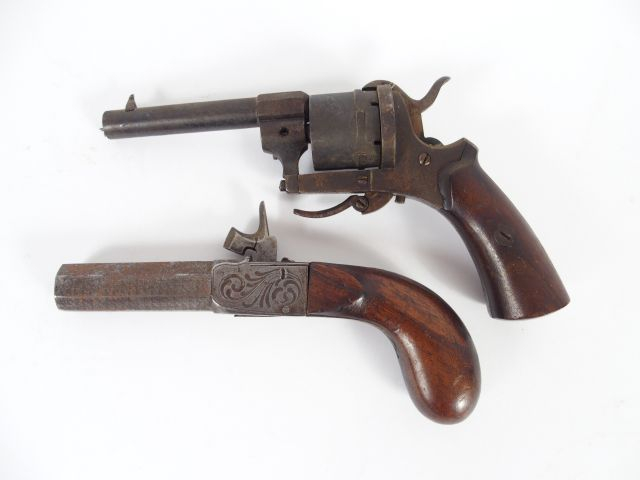 Lot comprenant deux armes de poing pour collectionneur débutant dont u