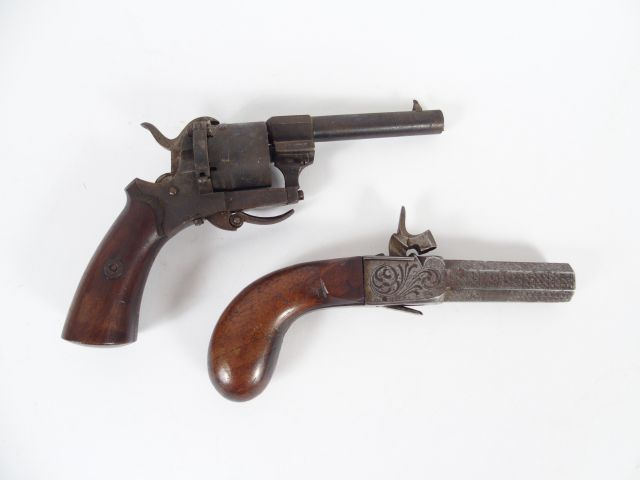 Lot comprenant deux armes de poing pour collectionneur débutant dont u