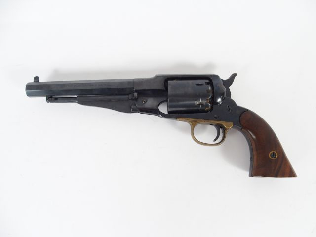 Réplique italienne moderne d’un révolver Remington 1858 à carcasse fer