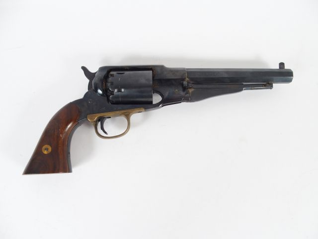 Réplique italienne moderne d’un révolver Remington 1858 à carcasse fer