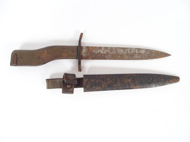 Beau couteau de combat/ baïonnette Allemand “DEMAG”, poignée en acier 