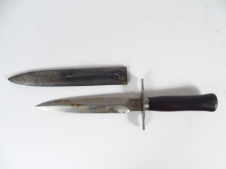 Vente aux enchères Poignard de combat Français de 1916 dit “le vengeur de 1870” fabricati