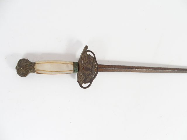 Epave d’épée d’enfant, fusée habillée de 2 plaquettes de nacre, montur