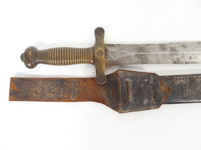 Glaive Français réglementaire modèle 1831 dans son fourreau cuir à gar