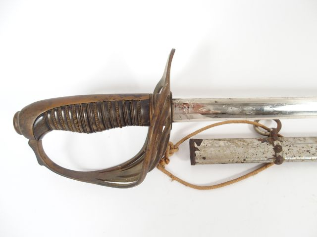 Sabre Français d’officier, fusée corne filigranées, branches de garde 