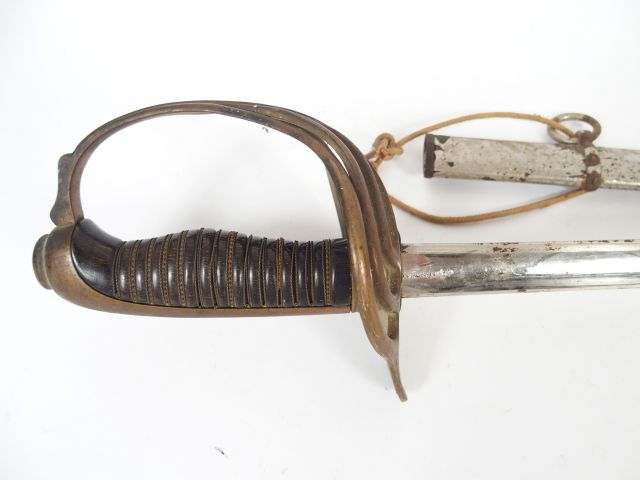 Sabre Français d’officier, fusée corne filigranées, branches de garde 