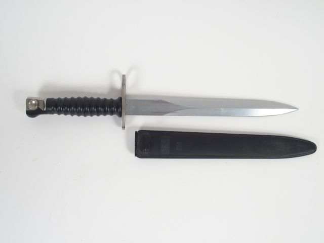 Baïonnette Suisse pour fusil d’assaut SIG 1957, Dans son fourreau en p