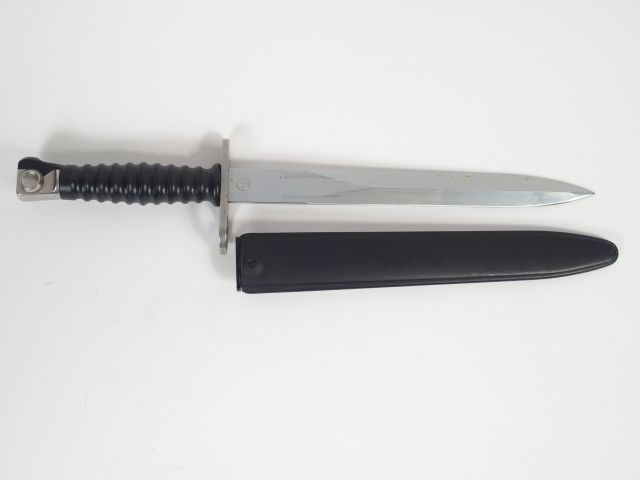 Baïonnette Suisse pour fusil d’assaut SIG 1957, Dans son fourreau en p