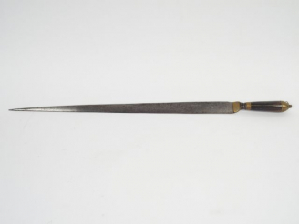 Vente aux enchères Long coutelas XIXème Europe du sud, fusée en corne cylindrique cloison