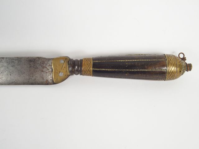 Long coutelas XIXème Europe du sud, fusée en corne cylindrique cloison