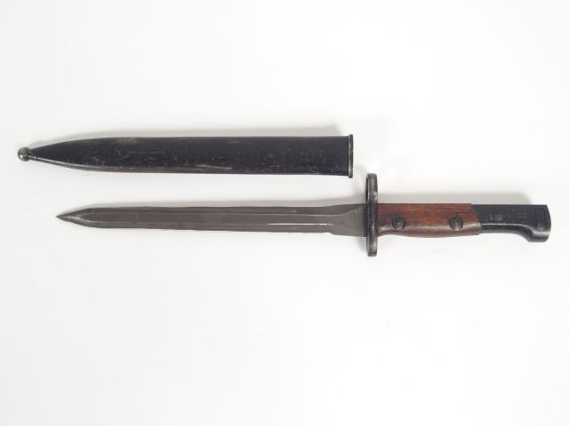 Baïonnette Belge pour SAFN. Lame symétrique à 4 pans creux, plaquettes