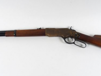 Vente aux enchères Réplique Italienne d’une carabine de selle Winchester 66 calibre 22LR.