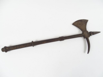 Vente aux enchères Hache d’arme en fonte coulée époque Viollet –le -Duc. 1