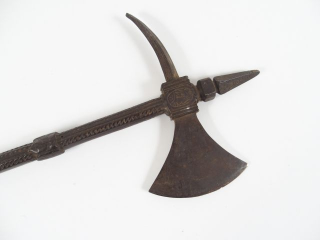 Hache d’arme en fonte coulée époque Viollet –le -Duc. 1