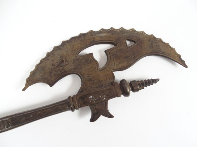 Hache d’arme en fonte coulée époque Viollet –le -Duc. 1