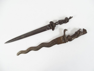 Vente aux enchères Dague romantique, fusée en fonte coulée figurant St Georges terrassant