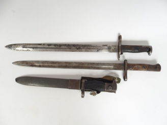 Vente aux enchères lot de trois baïonnettes dont une CETME espagnole type B dans son four