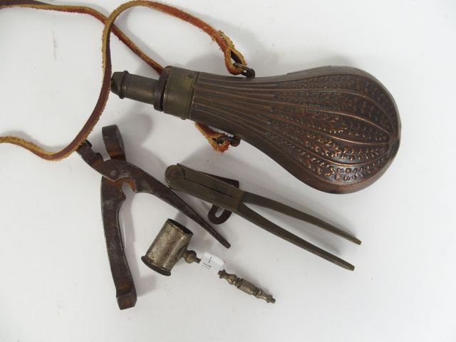 lot de diverses pièces sur le thème du tir et de la chasse, poire à po