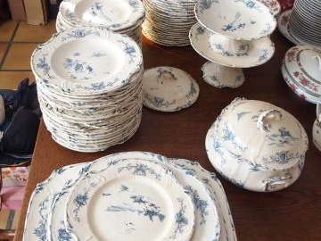 Partie de service de table en faience de Gien
