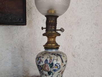 Deux différentes paires de lampes à pétrole en faience