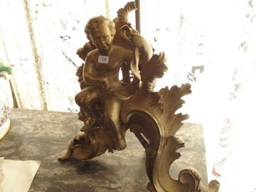 Elément de chenet en bronze à décor d'amour monté en lampe on y joint 