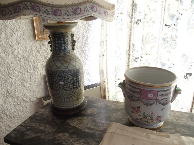 Grand cache pot en porcelaine polychrome à décor de guirlande de fleur