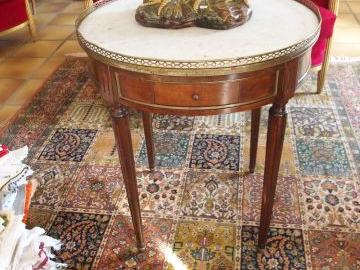 Table bouillotte de style Louis XVI dessus marbre à galerie