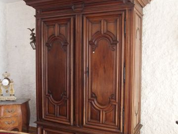 Armoire Louis XIII ouvrant à deux portes et deux tiroirs
