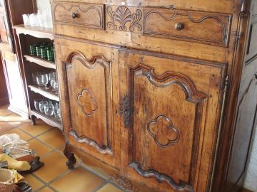 Buffet rustique ouvrant à deux portes et deux tiroirs