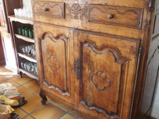 Vente aux enchères Buffet rustique ouvrant à deux portes et deux tiroirs