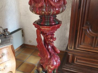 Vente aux enchères Grande sellette en céramique de Vallauris sur fond rouge en forme de C