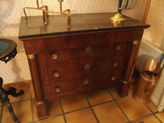 Vente aux enchères Commode de style Empire ouvrant à 4 tiroirs dont un à doucine, dessus 