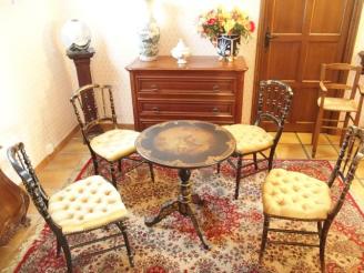 Vente aux enchères Guéridon Napoléon IIII et quatre chaises en bois noirci