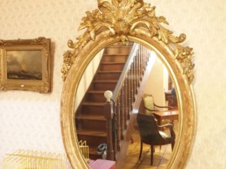 Vente aux enchères Miroir médaillon en bois et stuc doré