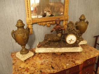 Vente aux enchères Garniture de cheminée 1900 en marbre et régule à décor de jeune fillle