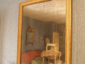 Vente aux enchères Miroir de style Louis XVI en bois et stuc doré à décor de raies de cœu
