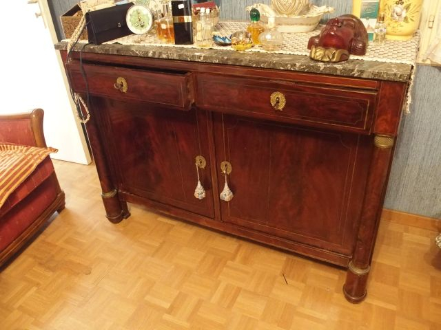Buffet Empire en acajou ouvrant à deux portes et deux tiroirs, incrust
