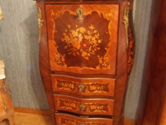 Vente aux enchères Petit Secrétaire de style Louis XV en marqueterie dessus marbre rose, 