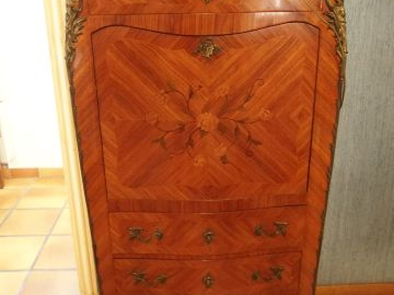 Secrétaire de style Louis XV en marqueterie, dessus marbre rose, ouvra