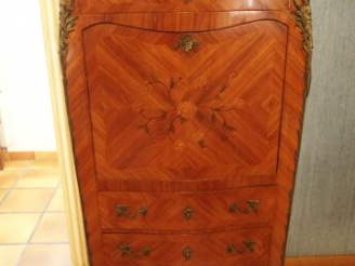 Vente aux enchères Secrétaire de style Louis XV en marqueterie, dessus marbre rose, ouvra