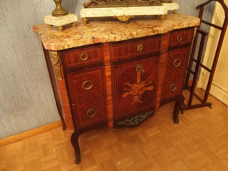 Vente aux enchères Commode de style Transition, dessus marbre bèche