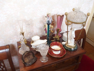 Vente aux enchères Lot comprenant : deux tasses et sous tasses, monture de vase soliflore