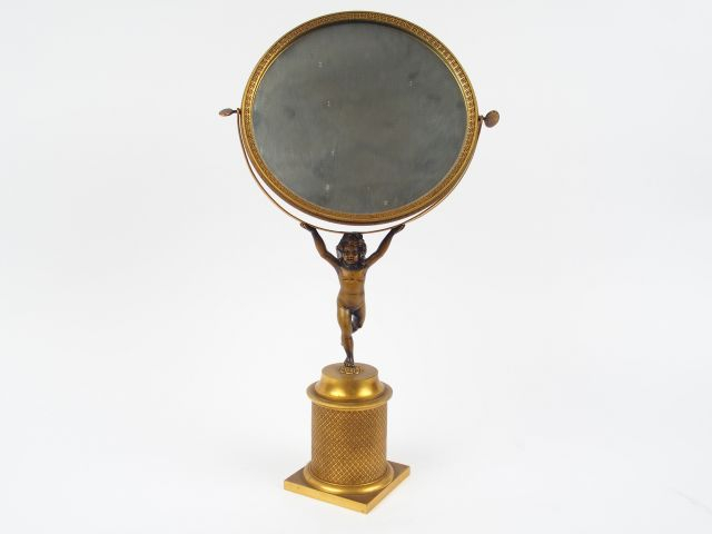 Miroir de toilette de style Empire en bronze, le fût à décor d'amour s