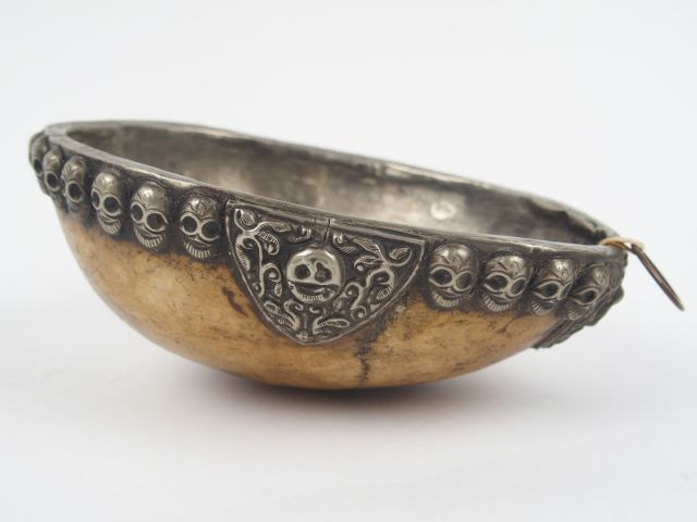 Coupe à boire de cérémonie ésotérique constituée à partir d'une calote