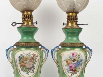 Paire de lampes à pétrole Napoléon III en porcelaine verte réhaussée d