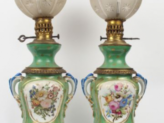 Vente aux enchères Paire de lampes à pétrole Napoléon III en porcelaine verte réhaussée d