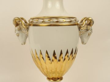 Grand vase couvert de style Louis XVI en porcelaine blanche et dorée, 