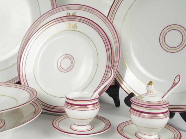 Important service de table Napoléon III en porcelaine blanche à décor 