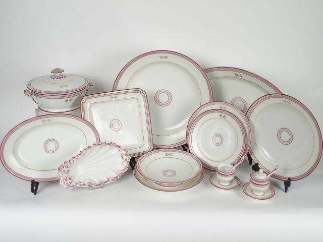 Important service de table Napoléon III en porcelaine blanche à décor 