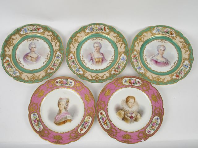 Suite de trois assiettes et paire d'assiettes en porcelaine de Sèvre d